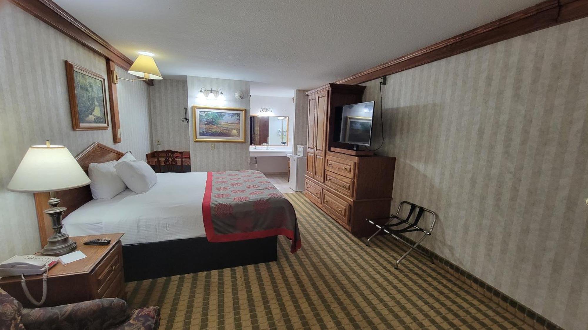 Ramada By Wyndham Saginaw Hotel & Suites Extérieur photo